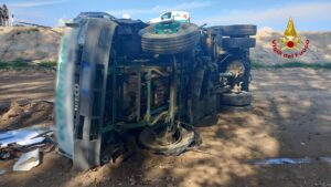 Il camion finito nella golena del fiume