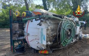 Il camion finito nella golena del fiume