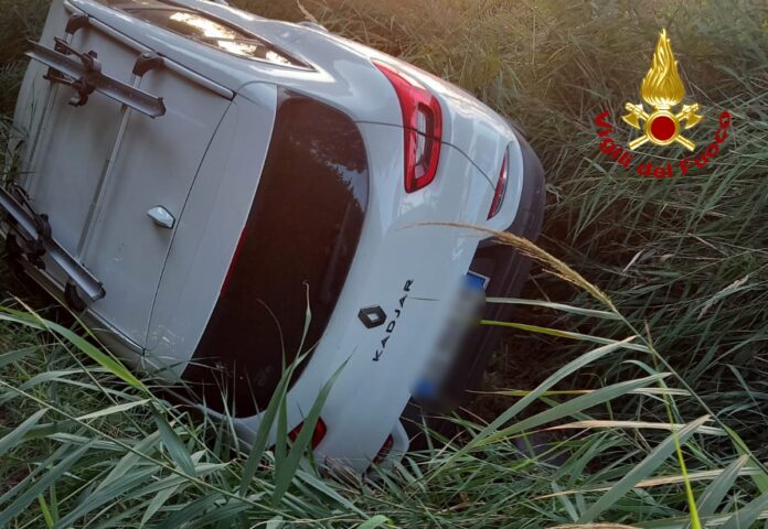 Cavallino-Treporti, l'auto finita fuori strada nello scontro