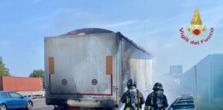 Pianiga, a fuoco un rimorchio in autostrada A4 Pianiga, a fuoco un rimorchio in Autostrada A4