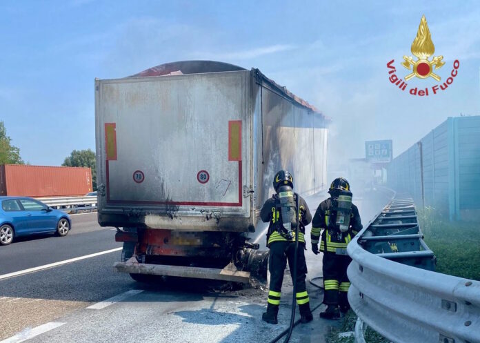 Pianiga, a fuoco un rimorchio in Autostrada A4