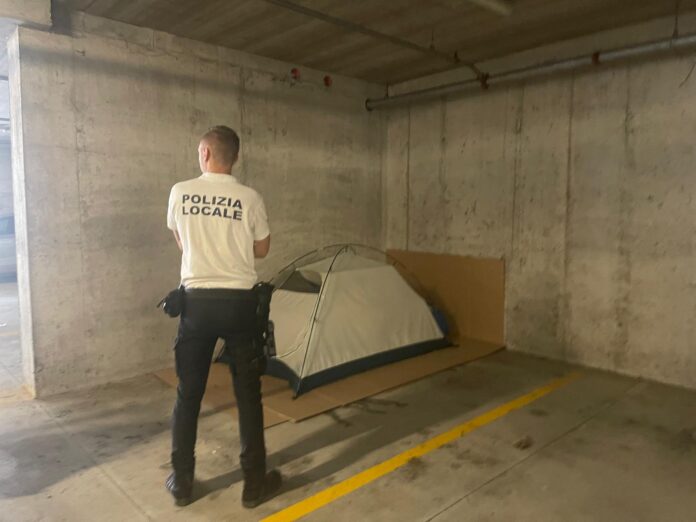 Polizia Locale di Venezia nel corso di uno sgombero Polizia Locale di Venezia nel corso di uno sgombero