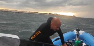 Barchino in avaria con a bordo 6 persone nella tempesta: tutti salvi grazie ai Sommozzatori della Questura I Sommozzatori della Questura di Venezia nel corso del salvataggio