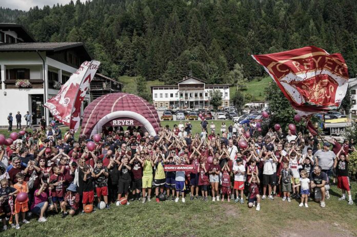 Tifosi reyerini a Falcade - foto: Ufficio Comunicazione Umana Reyer Venezia