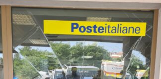 Auto finisce contro vetrina dell’ufficio postale, nessun ferito grave