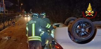 Si ribaltano con l’auto, 30enni incastrati fra le lamiere