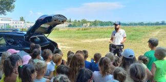 Bambini dei centri estivi a lezione di sicurezza dalla Polizia Locale Bambini e Polizia locale