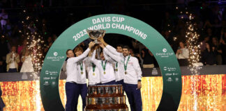 La Coppa Davis in mostra a Jesolo Davis Cup Finals 2023 Spagna Malaga 26/11/2023 Finale Italia-Australia Team Italia festeggia la vittoria alzando la Coppa Filippo Volandri, Jannik Sinner, Lorenzo Musetti, Simone Bolelli, Lorenzo Sonego e Matteo Arnaldi Foto Giampiero Sposito (credits FITP)