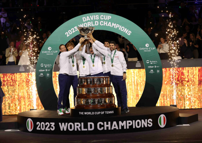 Davis Cup Finals 2023 Spagna Malaga 26/11/2023 Finale Italia-Australia Team Italia festeggia la vittoria alzando la Coppa Filippo Volandri, Jannik Sinner, Lorenzo Musetti, Simone Bolelli, Lorenzo Sonego e Matteo Arnaldi Foto Giampiero Sposito (credits FITP)