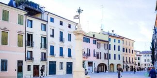 Venditore di rose rapinato in centro da una baby gang