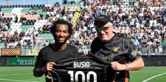 Busio dopo Venezia-Genoa: “Dovremo mantenere questa mentalità per tutta la stagione” Gianluca Busio col Presidente del Venezia FC Duncan Niederauer festeggia le 100 partite in arancioneroverde - Foto Andera Pattaro@Vision