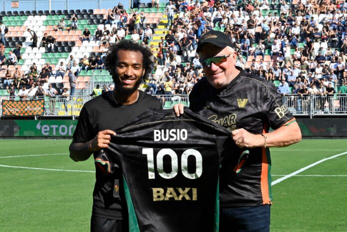 Gianluca Busio col Presidente del Venezia FC Duncan Niederauer festeggia le 100 partite in arancioneroverde - Foto Andera Pattaro@Vision