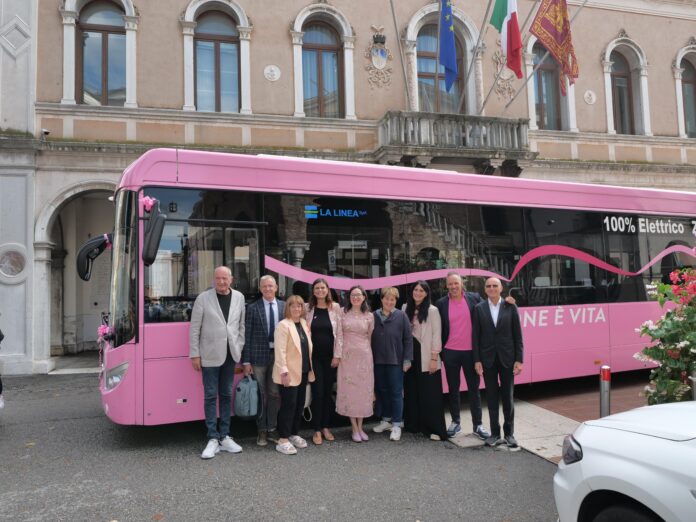 Ottobre Rosa 2024, l'autobus della prevenzione