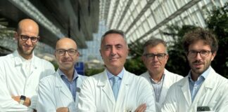 Ambulatorio aorta, l’ospedale di Mestre prevede l’arrivo del killer silenzioso Ambulatorio aorta: Il primario di Cardiochirurgia Domenico Mangino, al centro, con parte della sua équipe cardiochirurgica