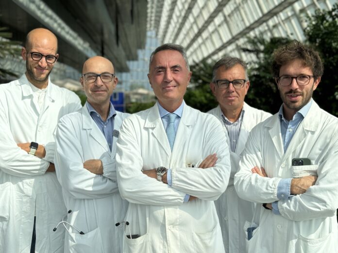 Ambulatorio aorta: Il primario di Cardiochirurgia Domenico Mangino, al centro, con parte della sua équipe cardiochirurgica