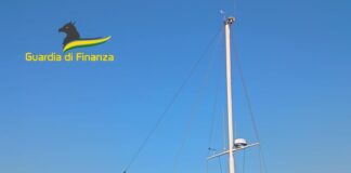 Motoveliero incagliato nel Brenta, la GdF salva una persona Il motoveliero incagliato