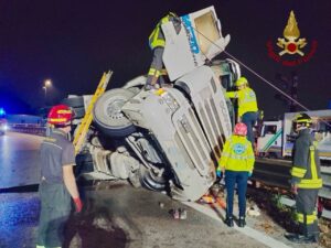 Il Camion carico di barbabietole rovesciato sulla SS Romea