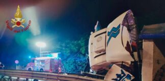 Camion carico di barbabietole si rovescia sulla Romea: ferito il conducente Il Camion carico di barbabietole rovesciato sulla SS Romea