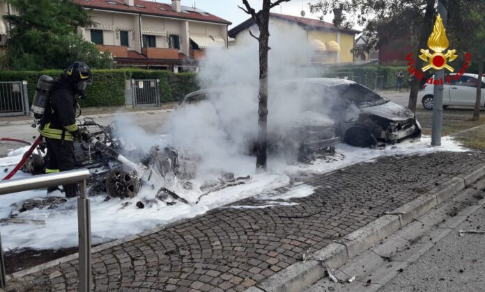 Fiesso d'Artico, le operazioni di spegnimento dell'incendio delle automobili