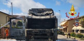 Campolongo Maggiore, in fiamme un camion autospurgo Campolongo Maggiore, il camion autospurgo andato a fuoco