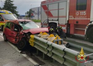 Mirano, scontro tra pullman e auto