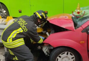 Mirano, scontro tra pullman e auto