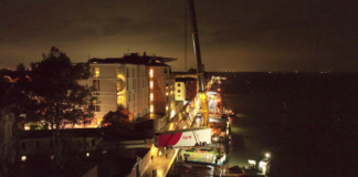 Ospedale di Venezia, atterrata stanotte risonanza mobile da 41 tonnellate La risonanza mobile sollevata oltre le mura dell’ospedale di Venezia