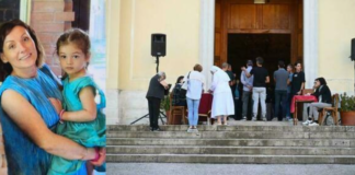 Ieri l’addio commovente a Susanna e Mia sulle note di Bob Dylan