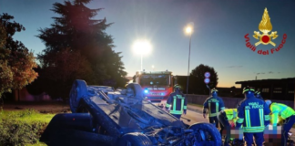 Pirotecnico incidente all’alba: auto si rovescia, feriti un ragazzo e una ragazza