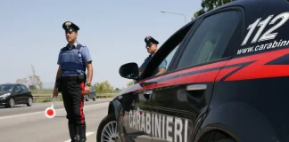 Al volante di un’auto sequestrata e con patente sospesa