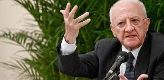 De Luca a Treviso: critica all’autonomia differenziata, ma anche al centralismo