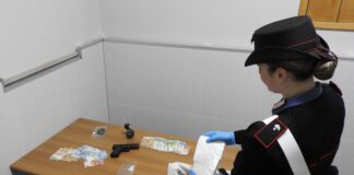 Si tuffa in laguna con un kg di cocaina: arrestato dai Carabinieri La cocaina e il denaro sequestrati dai Carabinieri
