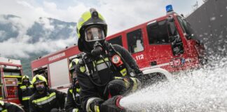 L’auto prende fuoco nel parcheggio: condominio evacuato a Pieve del Grappa