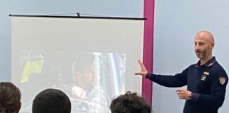 Giovani a scuola di sicurezza stradale con la Polizia Sicurezza stradale, giovani a lezione con la Polizia