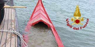 Si rovescia in canale gondola da regata La gondola da regata finita rovesciata in canale