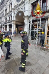 Il punto della torre dell'orologio da dove si è staccata la lastra di marmo