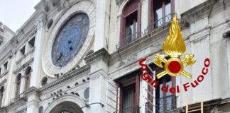 Si stacca una lastra di marmo dalla torre dell’orologio in Piazza San Marco Il punto della torre dell'orologio da dove si è staccata la lastra di marmo