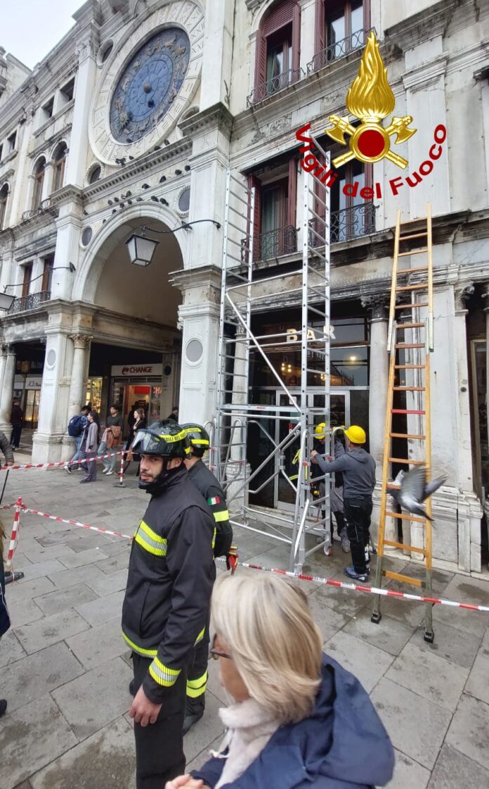 Il punto della torre dell'orologio da dove si è staccata la lastra di marmo