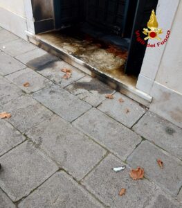 Venezia, principio d'incendio al portone dell'INPS