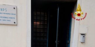 Venezia, principio d’incendio al portone dell’INPS Venezia, principio d'incendio al portone dell'INPS