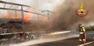 Autostrada A4, in fiamme un semirimorchio Autostrada A4, lo spegnimento dell'incendio al semirimorchio