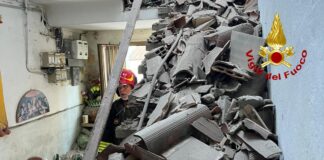 Cavarzere, crolla il tetto di una casa: evacuate due persone Cavarzere, crolla il tetto di una casa: evacuate due persone