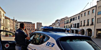 Tenta il furto in un negozio in Piazza Ferretto a Mestre: arrestato Volante in Piazza Ferretto a Mestre