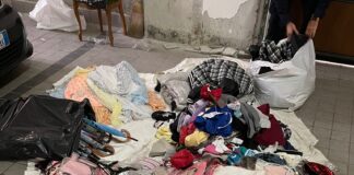 Vendeva vestiti e accessori senza licenza: scattano il sequestro della merce e la multa I vestiti e gli accessori sequestrati