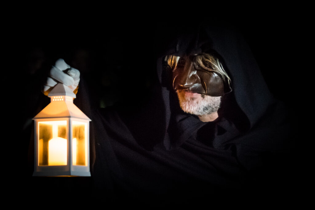 Veneto Spettacoli di Mistero: Misteriosa figura mascherata nella notte lungo il Sile