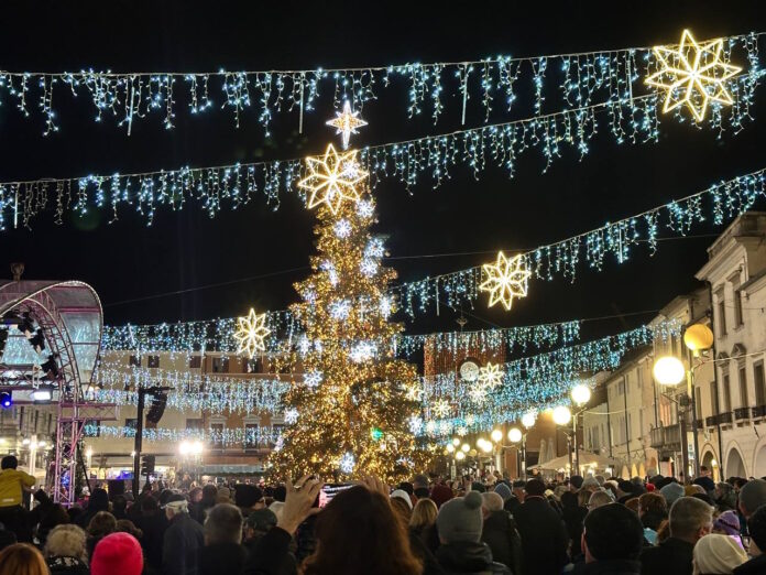 Un Natale da Vivere: l'accensione dell'albero in Piazza Ferretto a Mestre Un Natale da Vivere: l'accensione dell'albero in Piazza Ferretto a Mestre