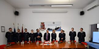 Polizia di Stato di Venezia, avvicendamenti tra dirigenti e funzionari: i dettagli Polizia di Stato di Venezia, da sinistra a destra i seguenti Funzionari: Commissario BILE, Commissario MUNDO, Commissario LAVANCO, Commissario Capo TOZZI, Primo Dirigente MASINO, Primo Dirigente CERIA, Commissario Capo POTTI, Commissario CIARAMBINO, Commissario GIANSOLDATI.