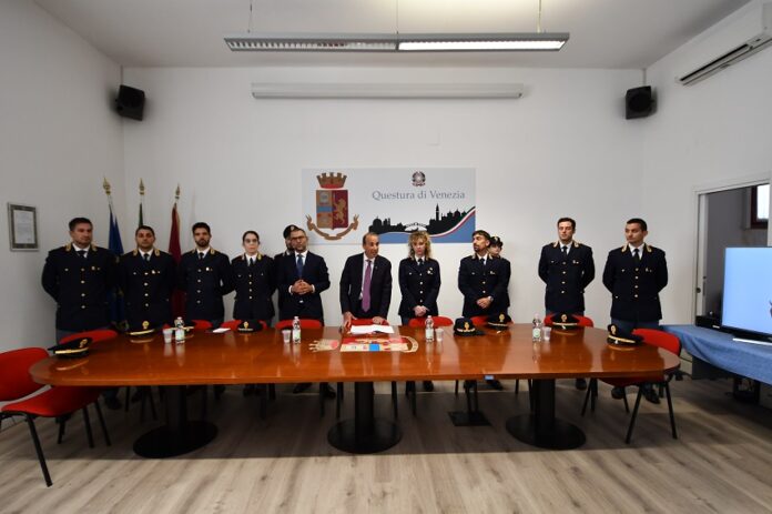 Polizia di Stato di Venezia, da sinistra a destra i seguenti Funzionari: Commissario BILE, Commissario MUNDO, Commissario LAVANCO, Commissario Capo TOZZI, Primo Dirigente MASINO, Primo Dirigente CERIA, Commissario Capo POTTI, Commissario CIARAMBINO, Commissario GIANSOLDATI. Polizia di Stato di Venezia, da sinistra a destra i seguenti Funzionari: Commissario BILE, Commissario MUNDO, Commissario LAVANCO, Commissario Capo TOZZI, Primo Dirigente MASINO, Primo Dirigente CERIA, Commissario Capo POTTI, Commissario CIARAMBINO, Commissario GIANSOLDATI.