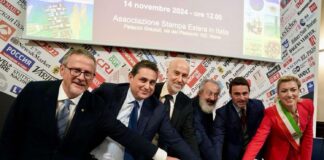 Presentato il francobollo congiunto Italia-Vaticano per celebrare Venezia, città della pace nel mondo La presentazione del francobollo - foto: Fondazione Venezia per la Ricerca sulla Pace