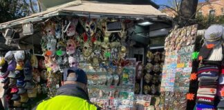 La Polizia Locale multa due chioschi a San Marco La Polizia Locale mentre controlla i chioschi a San Marco